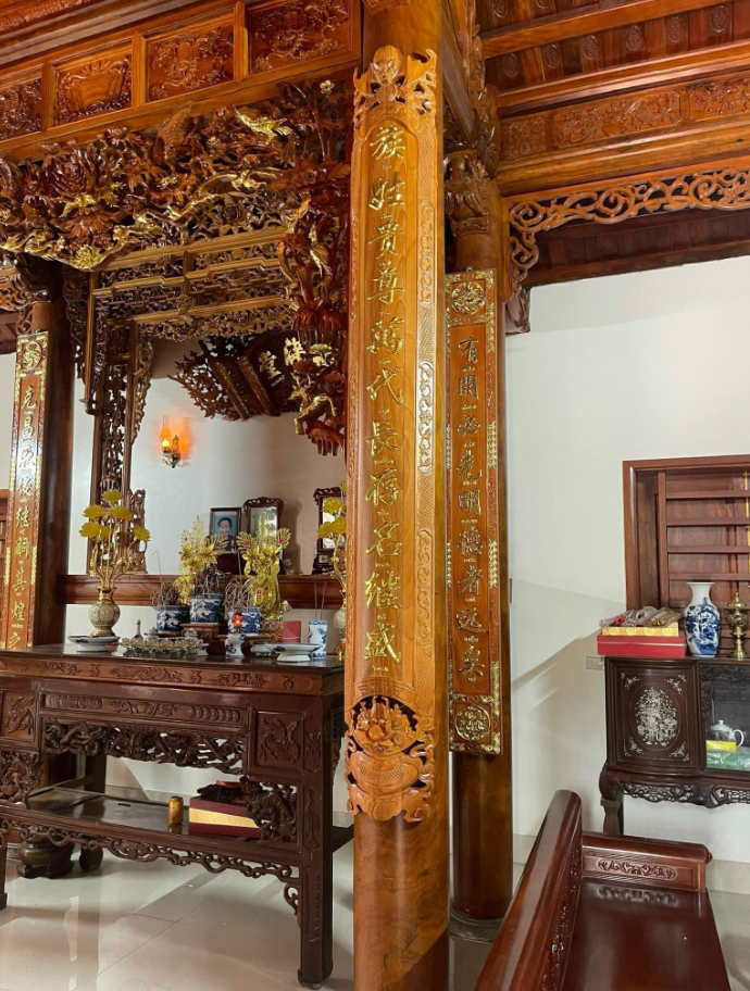 cải tạo phòng thờ với vách thờ và cửa võng 2